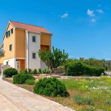 Casa de Férias Sunny With Pool Dračevica