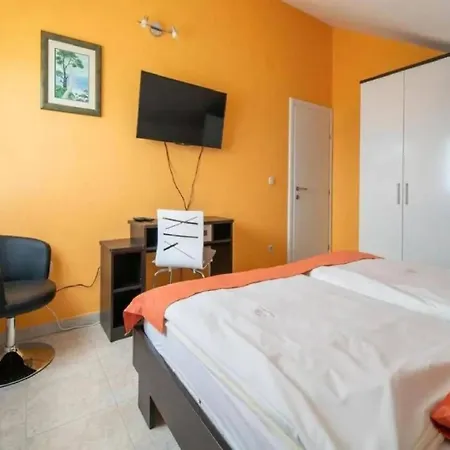 Sunny With Pool Casa vacanze *